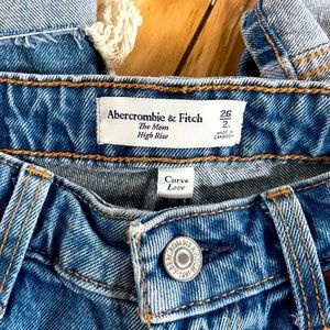 A&F NWOT Curve Love Light Wash Ripped High Rise Cropped Mom Jeans